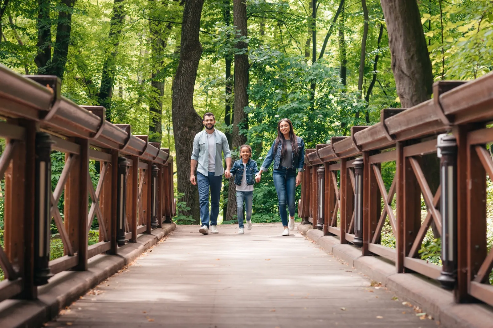 Familia caminando de la mano hacia la recuperación